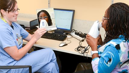 Spinometry demo between physician and patient